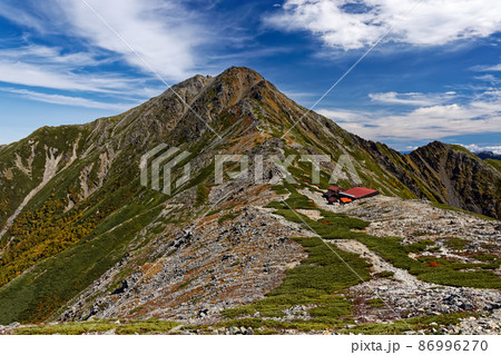南アルプス・北岳山荘と秋色の北岳山頂 86996270