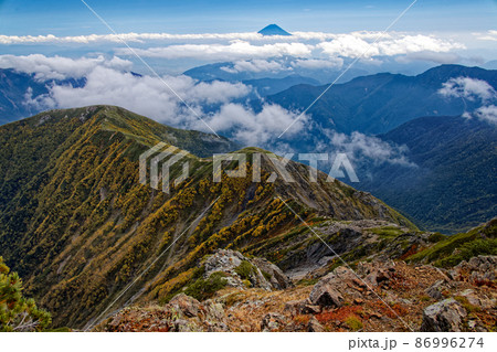 秋色の南アルプス・北岳山頂から見る富士山 86996274