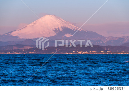 《神奈川県》夜明けの富士山・江ノ島大橋の眺め 86996334