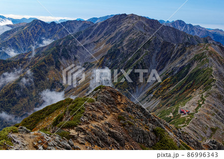 南アルプス・北岳山頂から見る秋色の間ノ岳への稜線 86996343