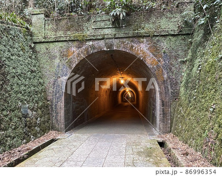 静岡市駿河区　宇津の谷峠の明治トンネル 86996354