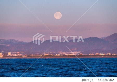 《神奈川県》沈む満月・江ノ島大橋の眺め 86996362