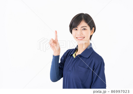 白バックの若い女性の介護福祉士 86997023