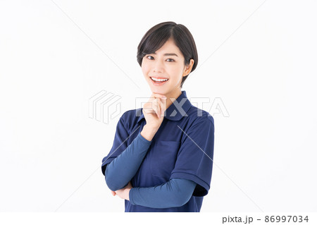 白バックの若い女性の介護福祉士 86997034