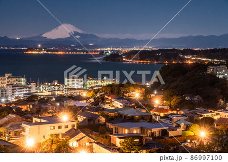 《神奈川県》富士山と江ノ島・湘南海岸の夜景 86997100