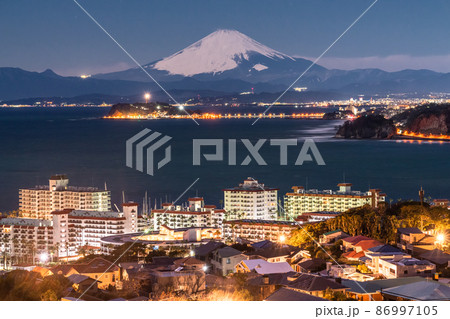 《神奈川県》富士山と江ノ島・湘南海岸の夜景 《神奈川県》富士山と江ノ島・湘南海岸の夜景 86997105