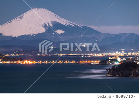 《神奈川県》富士山と江ノ島・湘南海岸の夜景 《神奈川県》富士山と江ノ島・湘南海岸の夜景 86997107