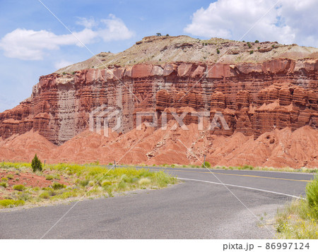 米ユタ州・キャピトルリーフ国立公園を貫くUT24号線 86997124