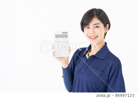 白バックの若い女性の介護福祉士 86997125