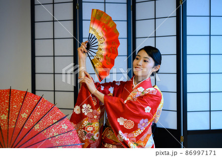 和室で扇子を広げている20代の着物女性 86997171