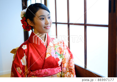 室内の窓際にいる20代の着物を着た女性 86997177