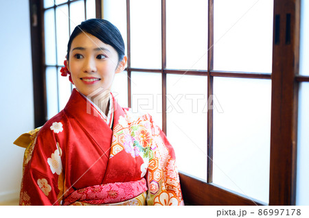 室内の窓際にいる20代の着物を着た女性 86997178