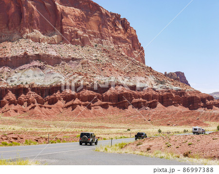 米ユタ州・キャピトルリーフ国立公園を貫くUT24号線 86997388
