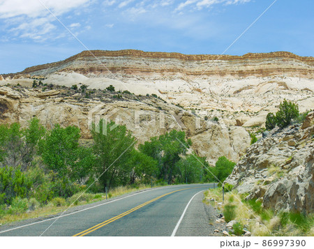 米ユタ州・キャピトルリーフ国立公園を貫くUT24号線 86997390