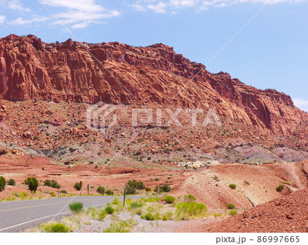 米ユタ州・キャピトルリーフ国立公園を貫くUT24号線 86997665