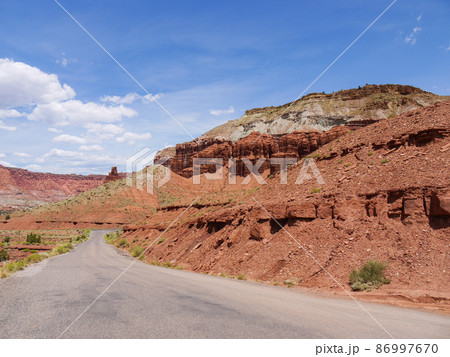 米ユタ州・キャピトルリーフ国立公園を貫くUT24号線 86997670