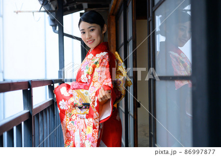 古民家のベランダにいる20代の着物を着た女性 86997877