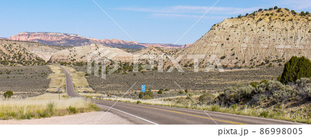 米ユタ州・キャピトルリーフ国立公園を貫くUT12号線 86998005