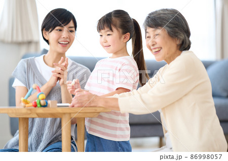 女性三世代親子イメージ 86998057