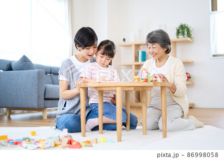 女性三世代親子イメージ 女性三世代親子イメージ 86998058