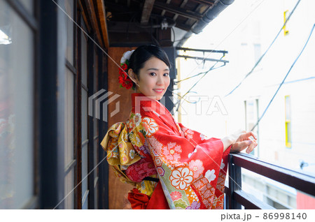 古民家のベランダにいる20代の着物の女性 86998140