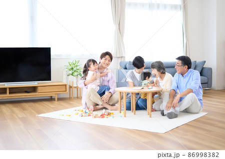 三世代家族イメージ 86998382