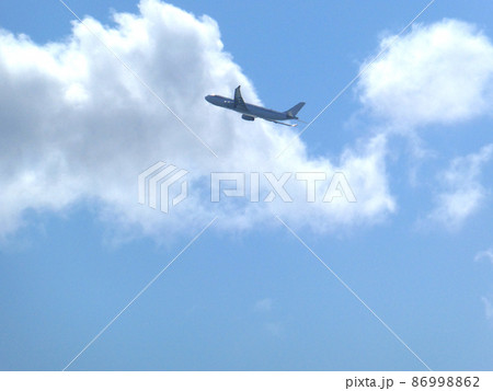 青空へ飛び立つ飛行機 86998862