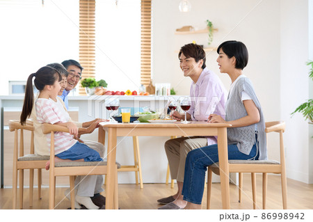 三世代ホームパーティーイメージ 86998942