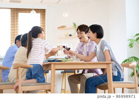 三世代ホームパーティーイメージ 86998971