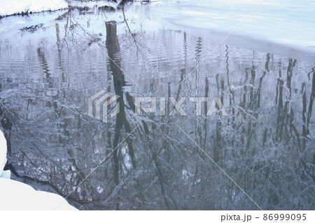 水面に映る雪景色の写真素材 [86999095] - PIXTA