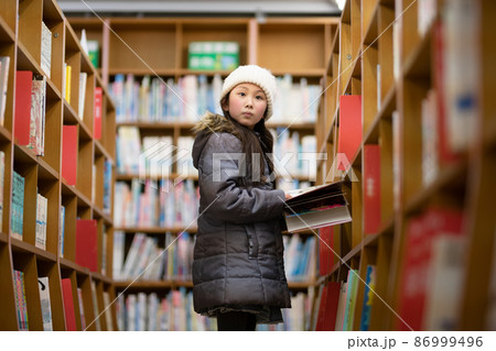 図書館で本を選ぶ少女 図書館で本を選ぶ少女 86999496