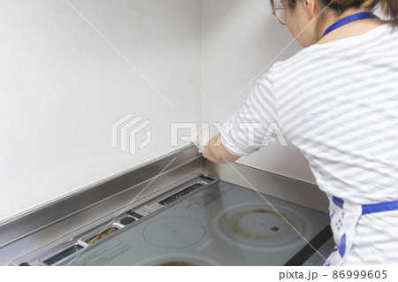 キッチン周りの掃除をする主婦の女性 86999605