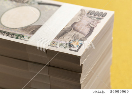 金色の背景に百万円の札束 86999969