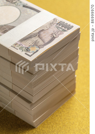 金色の背景に百万円の札束 86999970