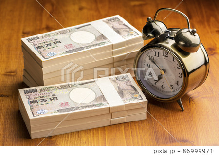 目覚まし時計と100万円の札束 目覚まし時計と100万円の札束 86999971