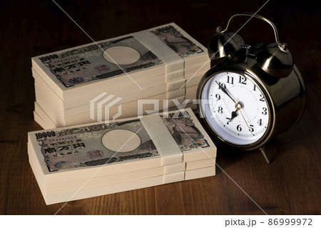 目覚まし時計と100万円の札束 目覚まし時計と100万円の札束 86999972