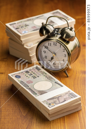目覚まし時計と100万円の札束 目覚まし時計と100万円の札束 86999973