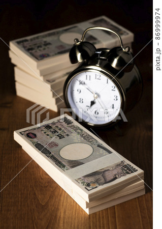 目覚まし時計と100万円の札束 目覚まし時計と100万円の札束 86999974
