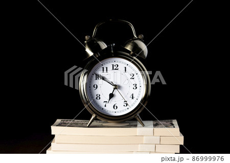 目覚まし時計と100万円の札束 86999976