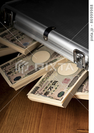 カバンに詰まった100万円の札束 86999988