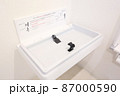 清潔なトイレのおむつ交換台 87000590