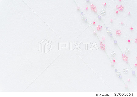 花のビーズのシンプルな背景 花のビーズのシンプルな背景 87001053