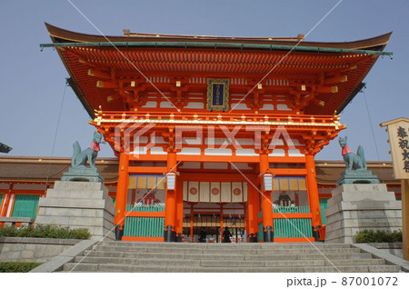 Sunny view of the famous Fushimi Inari-taisha 87001072