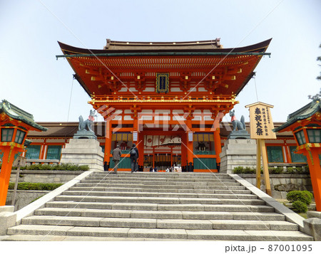 Sunny view of the famous Fushimi Inari-taisha 87001095