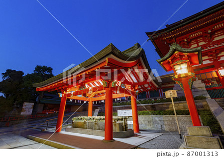Twilight view of the Hand Washing Stall in Fushimi Inari-taisha 87001313