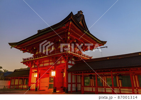 Twilight view of the famous Fushimi Inari-taisha 87001314