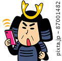 スマホを使いこなす武士のおじさん 87001482