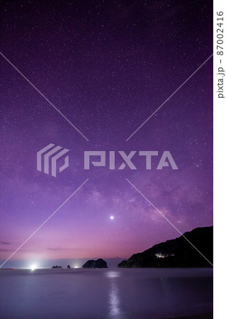 宮崎県日南市贄波浜から黒島と並ぶ烏帽子島の上に広がる星空に横に流れる天の川と灯台と共に海を照らす金星 宮崎県日南市贄波浜から黒島と並ぶ烏帽子島の上に広がる星空に横に流れる天の川と灯台と共に海を照らす金星 87002416