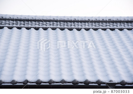 積雪した日本家屋の屋根　雪の模様 87003033