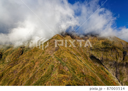 西黒尾根の登りから見る雲湧く谷川岳稜線 87003514